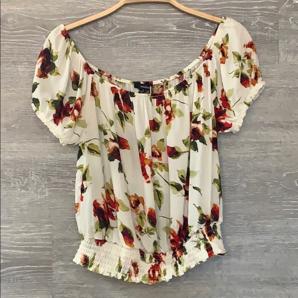 Floral crop top On sale!🚨 - Picture 2 of 4